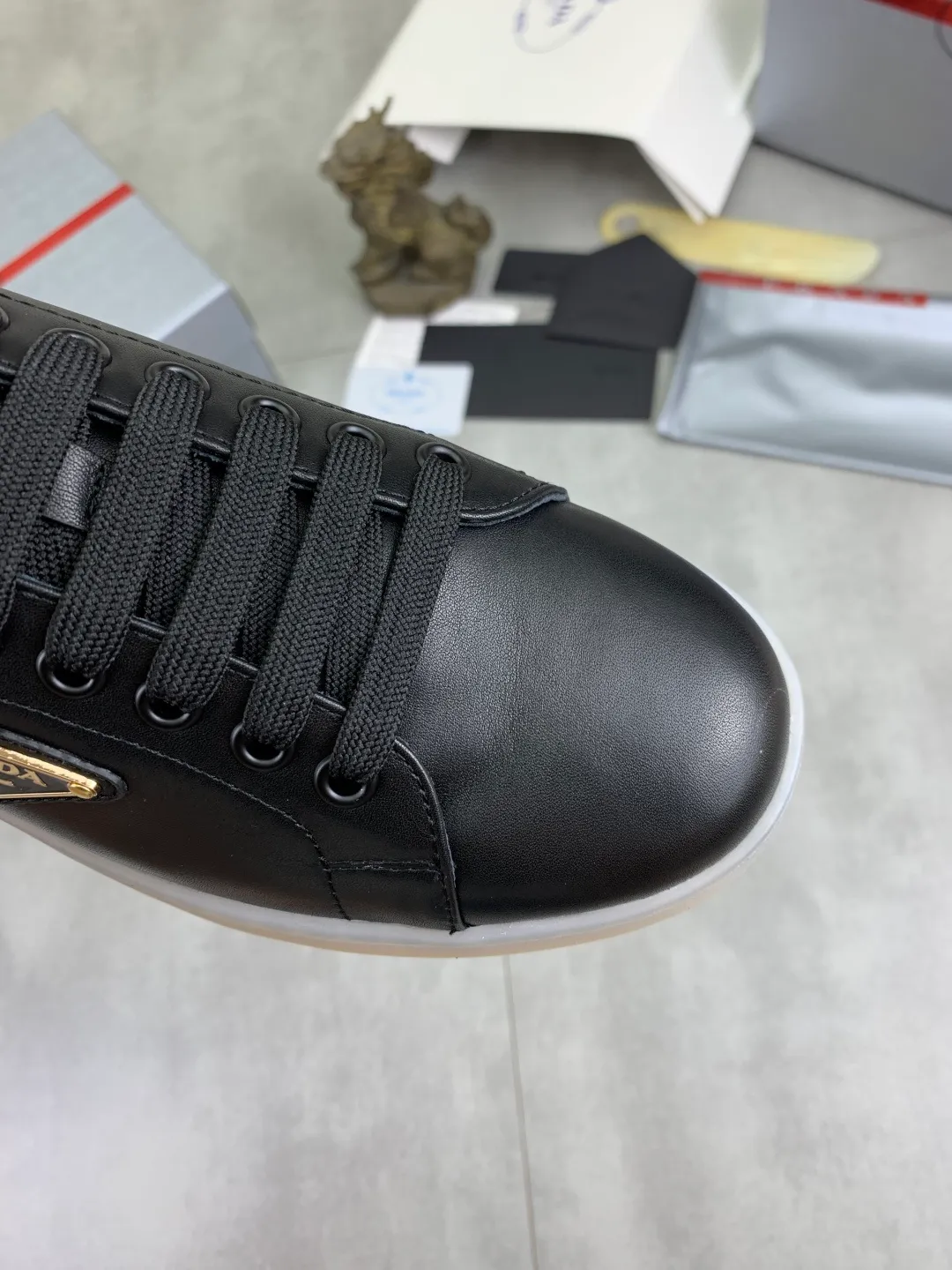 Men's shoes 💰P540💰【New model】The hot model is on the official website, 🆘 The trendy brand (Prada) mainly promotes the hot model, the avant-garde and versatile fashion men's shoes are privately modeled, the cowhide surface is spliced 1:1.. The fashion is simple, the original imported cowhide lining and the cowhide feet; the atmosphere and personality are more fashionable, eye-catching and pursuing class. It will subvert the old idea and be a must-have for fashion trendsetters with you! Must keep it for yourself! Tall and comfortable, large and low, high-end quality workmanship. Size: 38-45; 3️⃣colors available.